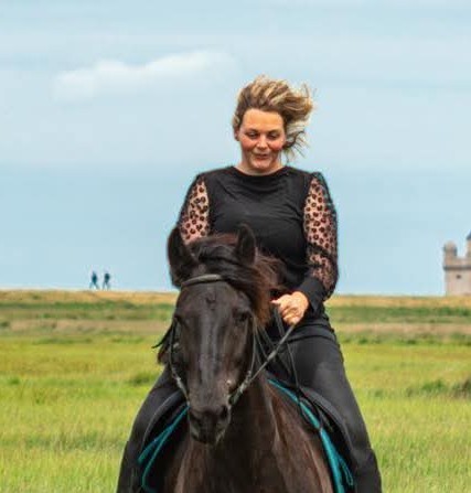 Christelle à dos de cheval mont sain michel en fond